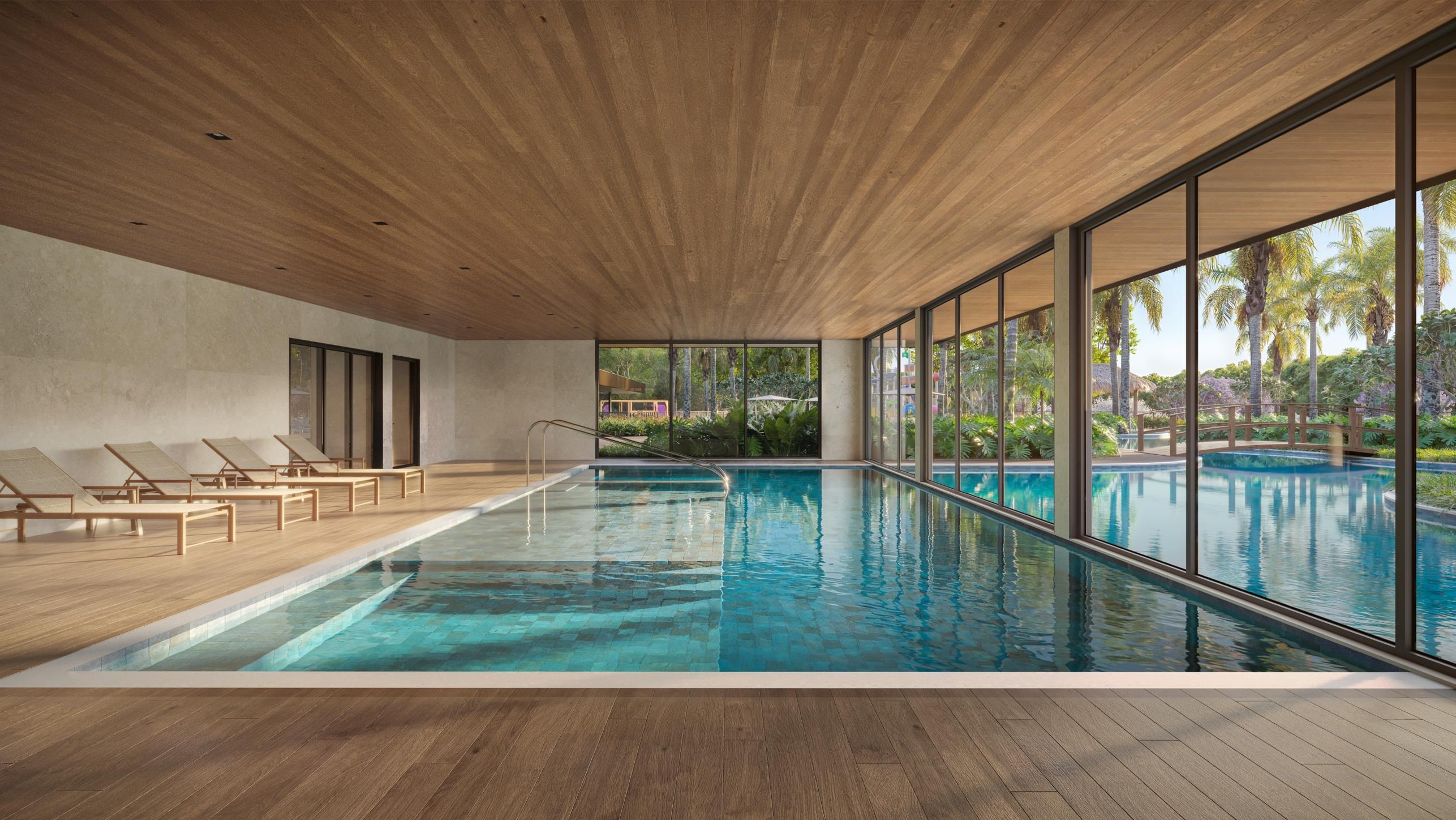 Piscina aquecida coberta com vista para o jardim